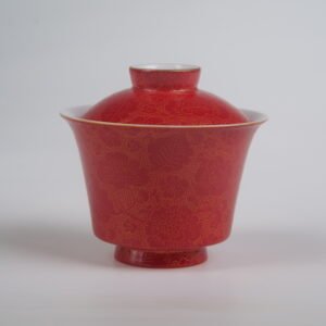 Side view of the Gold-base Vermilion Horseshoe Gaiwan without saucer, showing its lid and cup with rich royal vermilion red glaze on gold base, classic horseshoe silhouette, and fine engraved Pa Hua daylily patterns