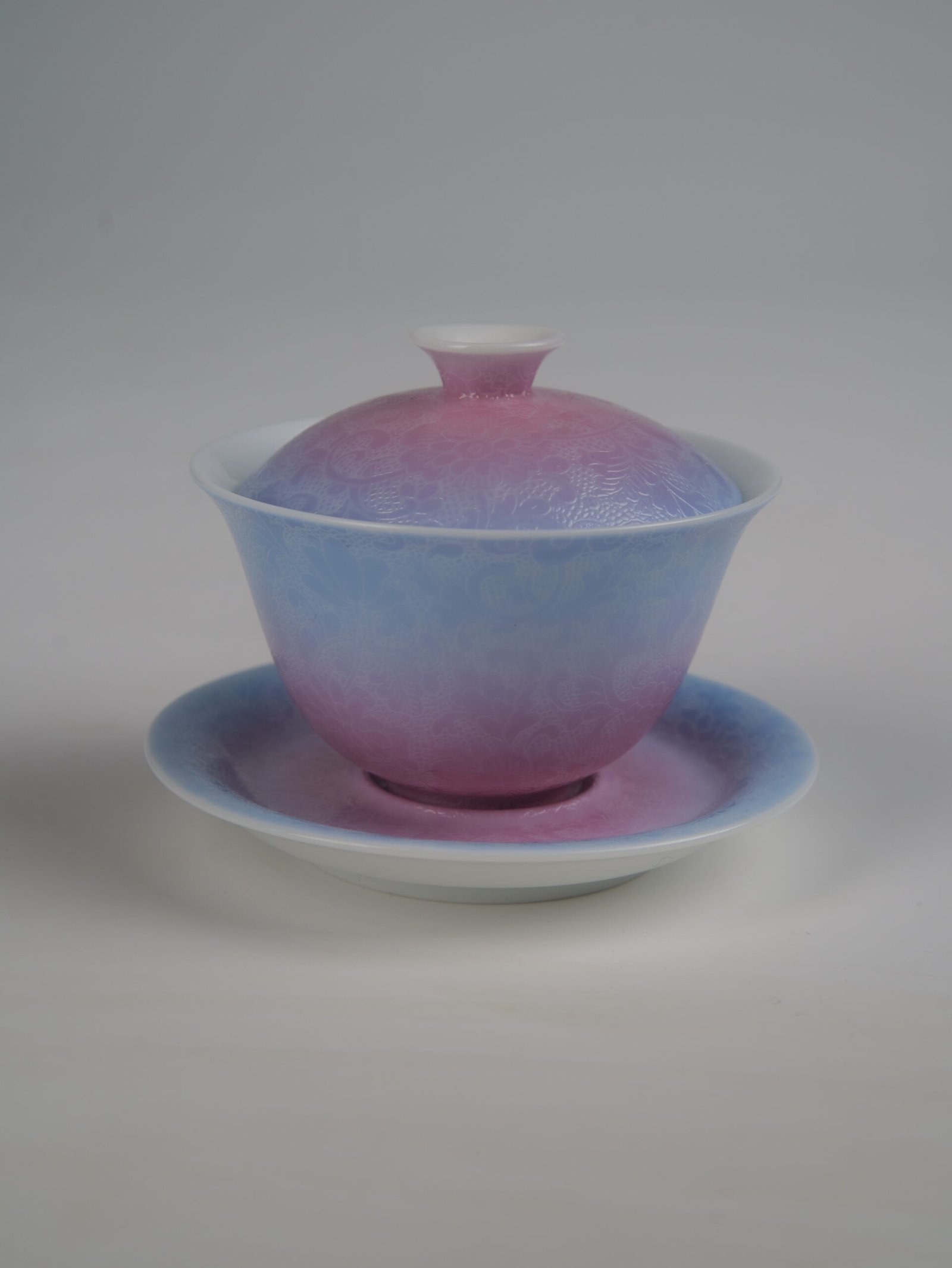 midsummer-dream-gradient-elegant-charm-gaiwan-full-set-side-view Side view of the Midsummer Dream Gradient Elegant Charm Gaiwan full set, featuring a soft gradient transition of pale purple and pink, handcrafted Pa Hua Hundred Flowers floral pattern, and elegant white rim accents