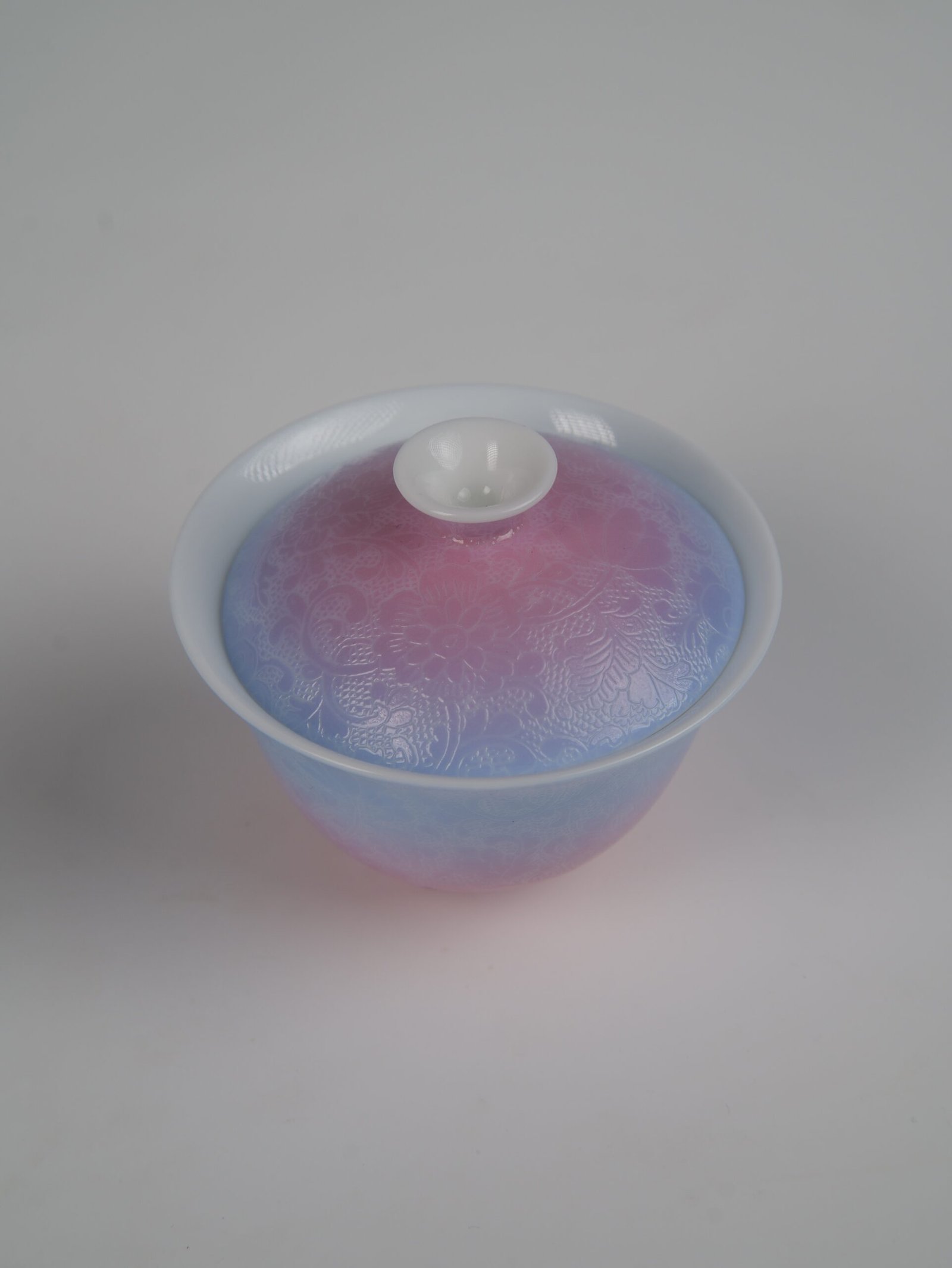 midsummer-dream-gradient-elegant-charm-gaiwan-top-angle-without-saucer-view Top-angle view of the Midsummer Dream Gradient Elegant Charm Gaiwan without saucer, showing its lid and cup with a soft gradient blend of pale purple and pink glaze and handcrafted Pa Hua Hundred Flowers floral pattern