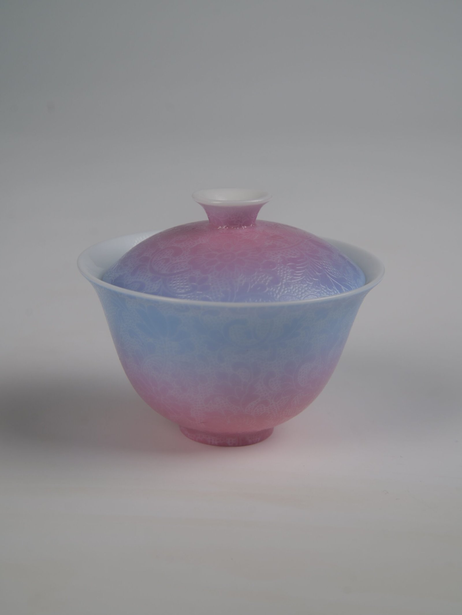 midsummer-dream-gradient-elegant-charm-gaiwan-without-saucer-view Side view of the Midsummer Dream Gradient Elegant Charm Gaiwan without saucer, showing its lid and cup with a soft gradient blend of pale purple and pink glaze and handcrafted Pa Hua Hundred Flowers floral pattern