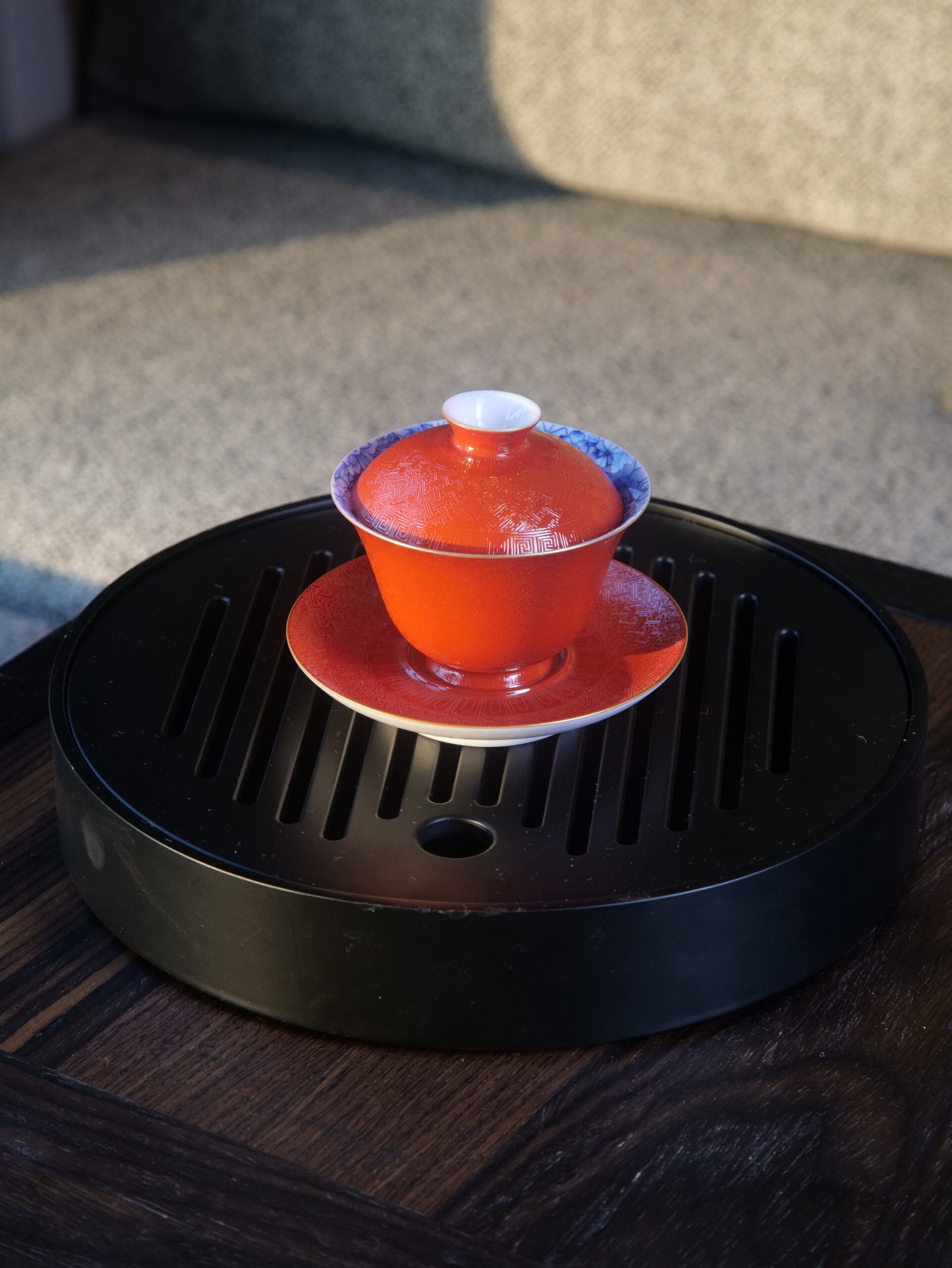 palace-red-elegant-charm-gaiwan-on-tea-tray Palace Red Elegant Charm Gaiwan set placed on a round black tea tray under natural light