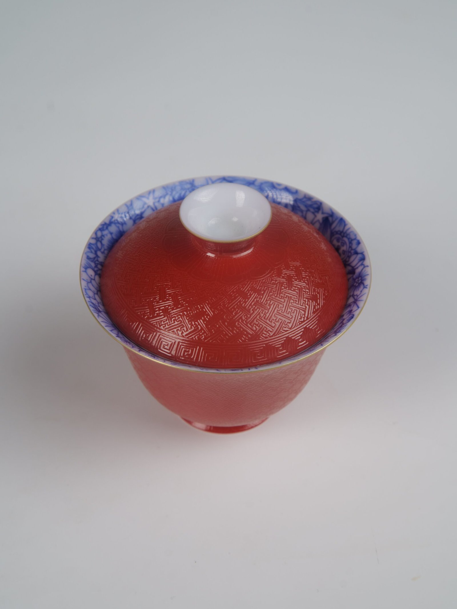 palace-red-elegant-charm-gaiwan-top-view-no-saucer Top-down view of the Palace Red Elegant Charm Gaiwan without saucer, highlighting the blue floral pattern inside the rim and the textured red lid.